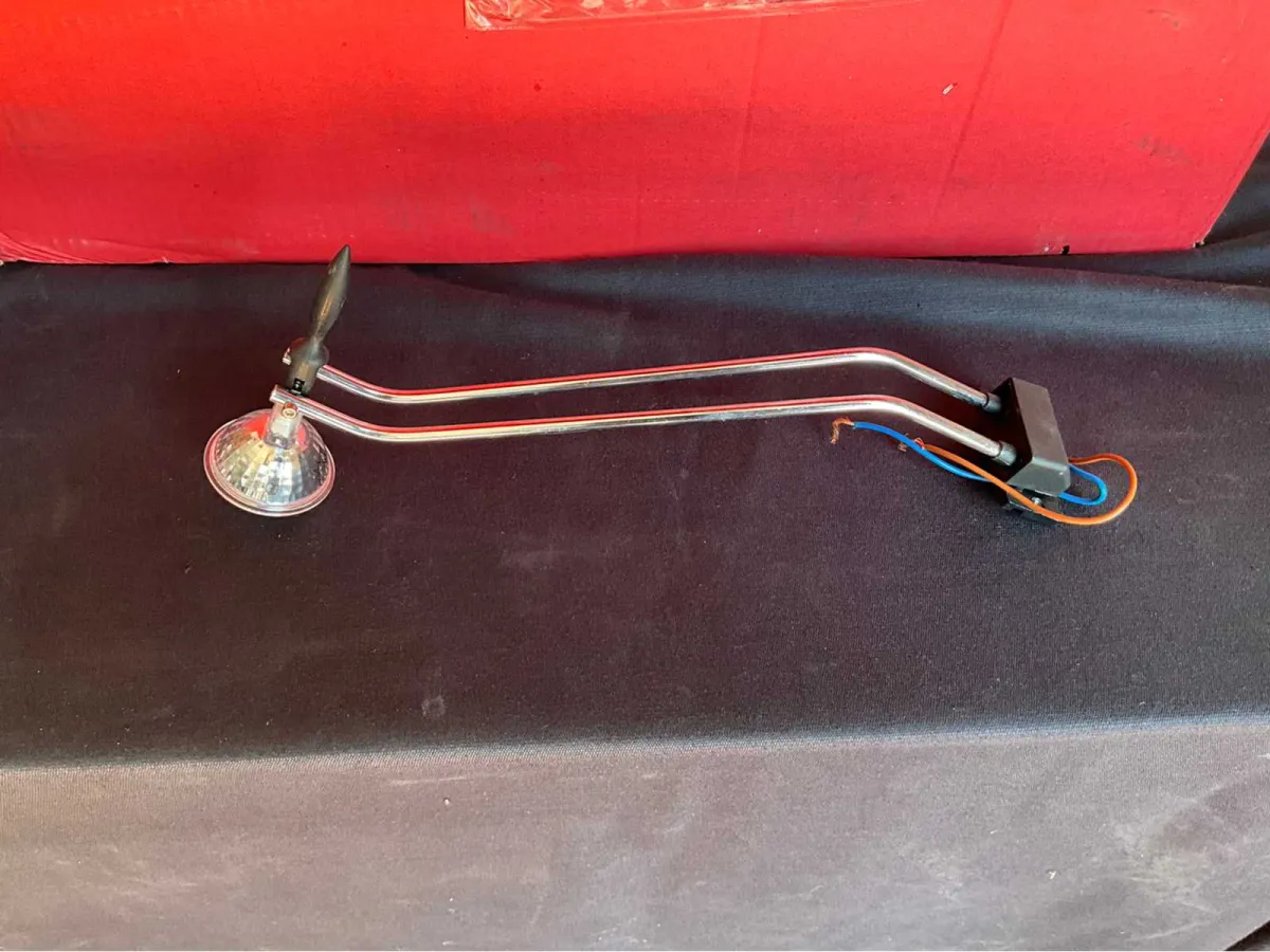 Dichroisch und Arme – verschiedene Scheinwerfer
