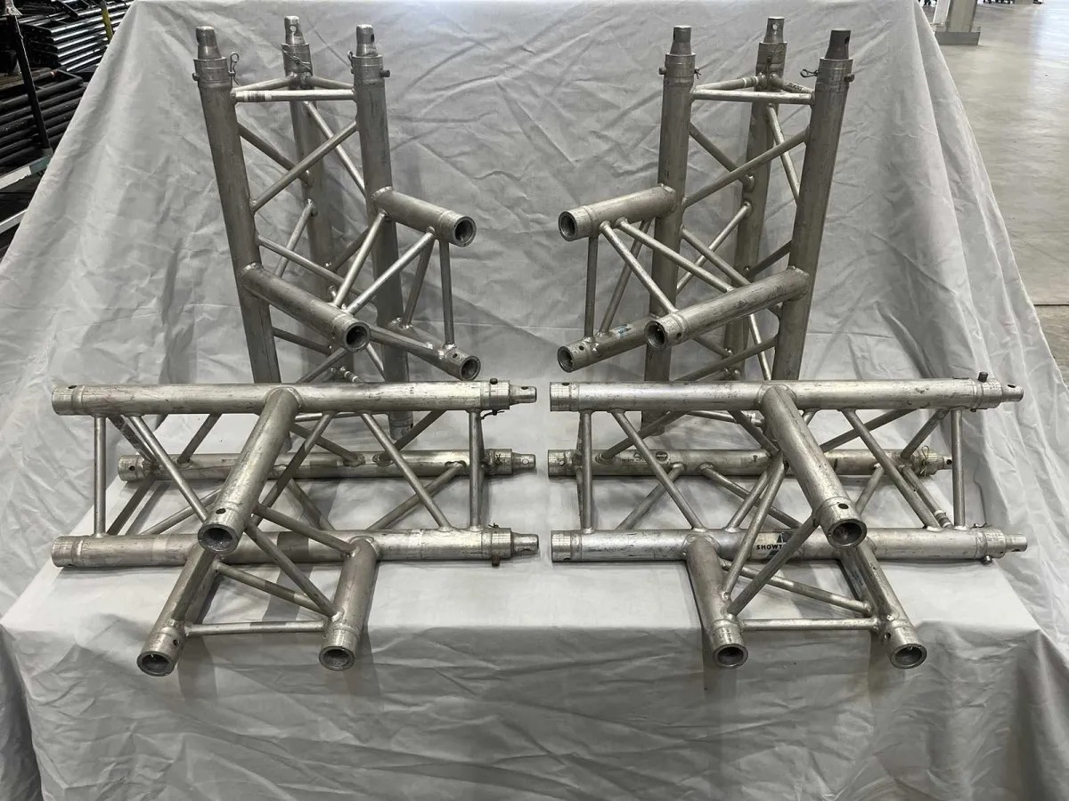 4 x H30D Corner C017 3-way (Prolyte/Protruss)