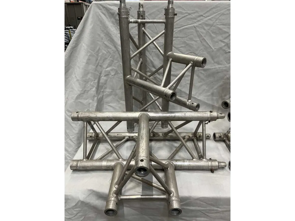 2 x H30D Corner C017 3-way (Prolyte/Protruss)