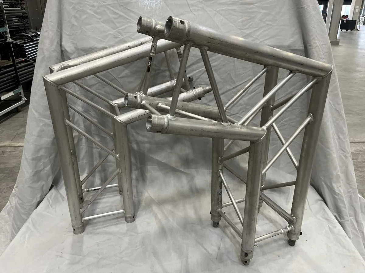 2 x H30D Corner Custom 2-way 105° (Prolyte/Protruss)