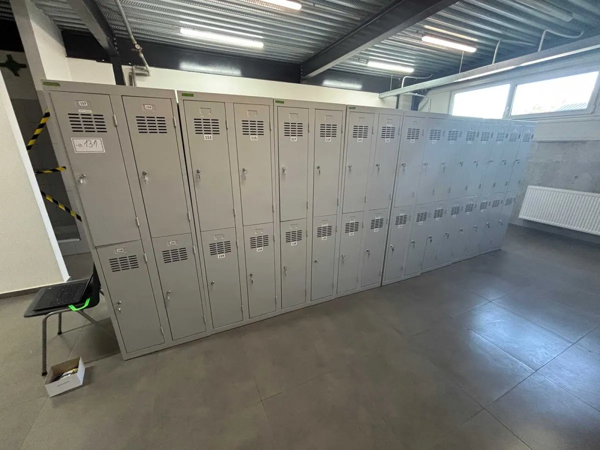 8 x DOUBLE Steel Personal-/Arbeitsplatz-Spinde mit 2 Türen