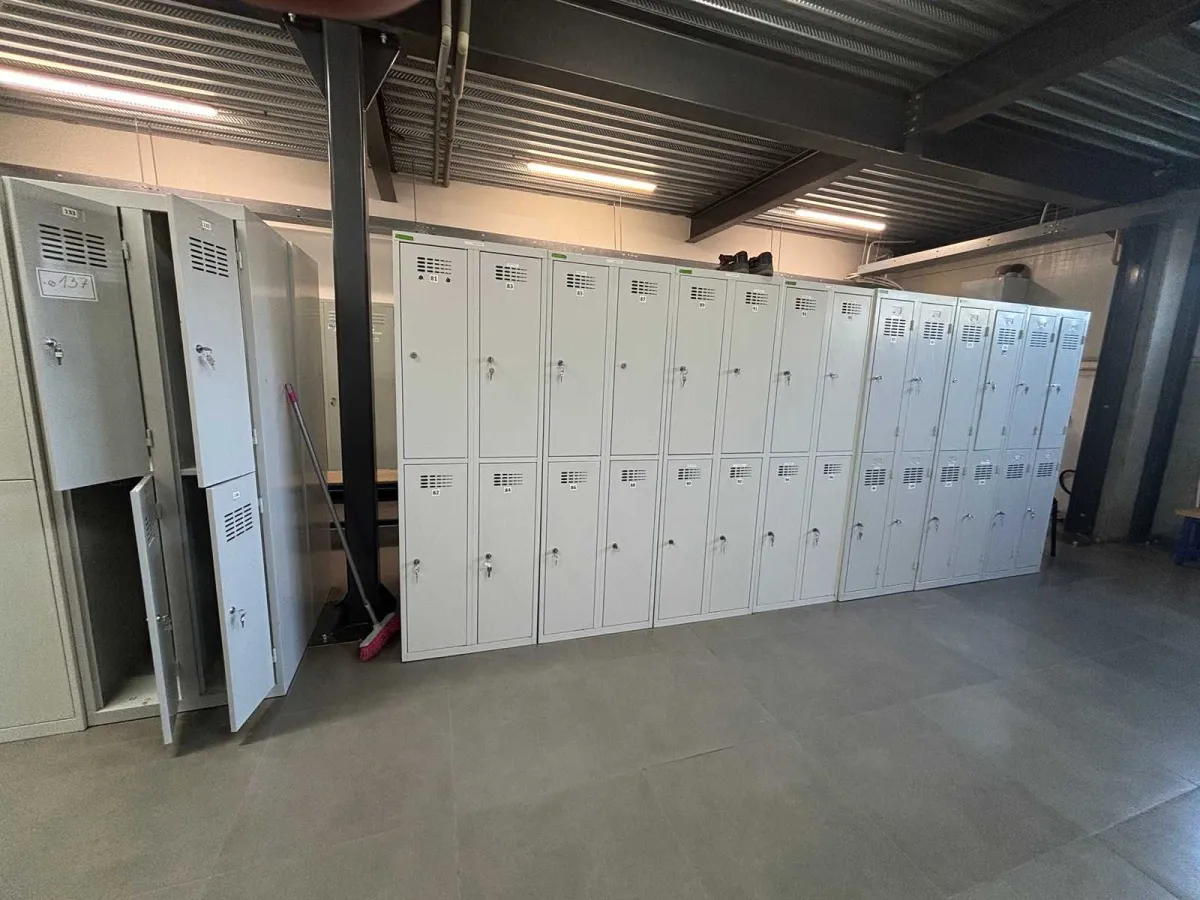 8 x DOUBLE Steel Personal-/Arbeitsplatz-Spinde mit 2 Türen