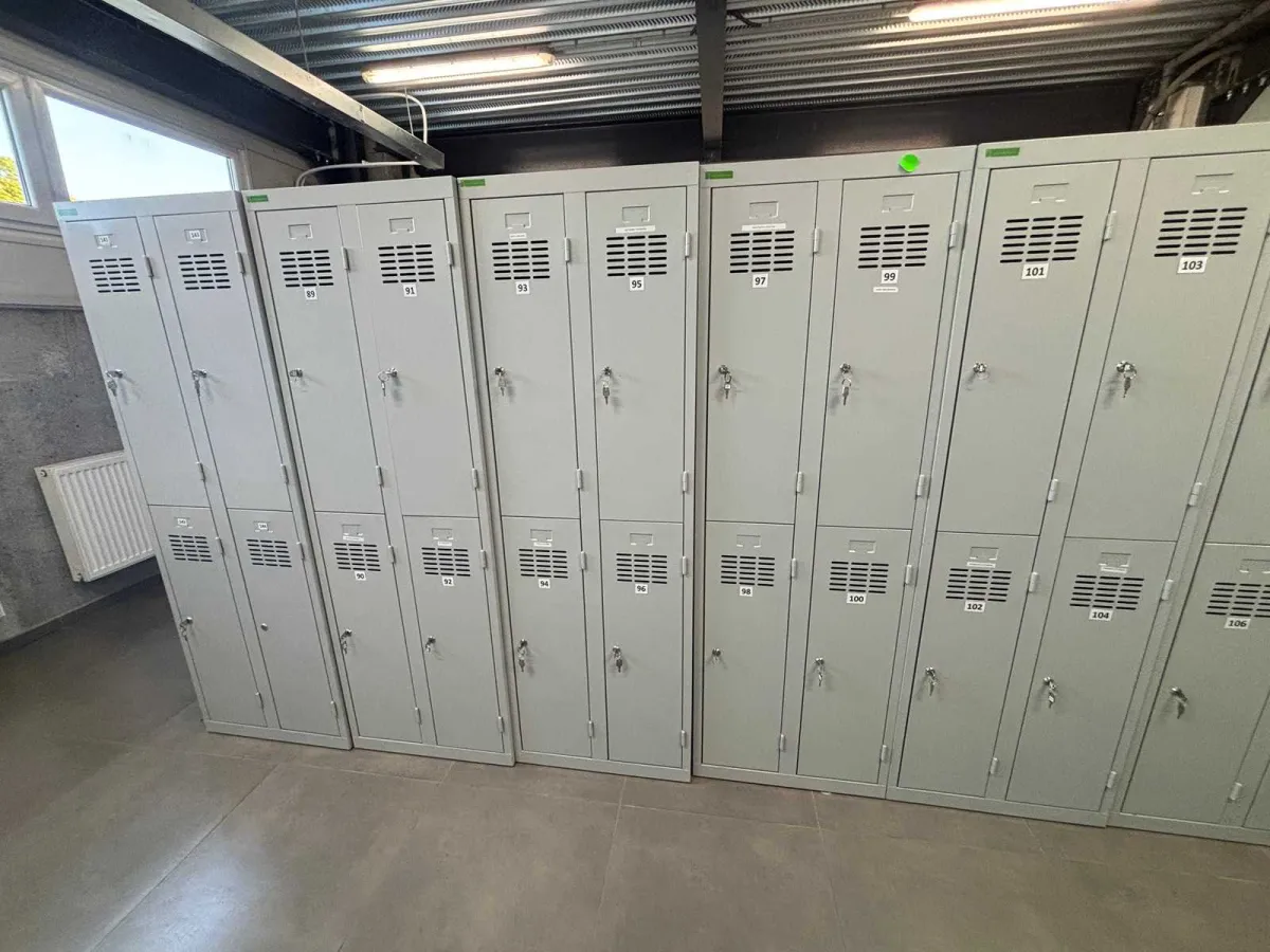 8 x DOUBLE Steel Personal-/Arbeitsplatz-Spinde mit 2 Türen