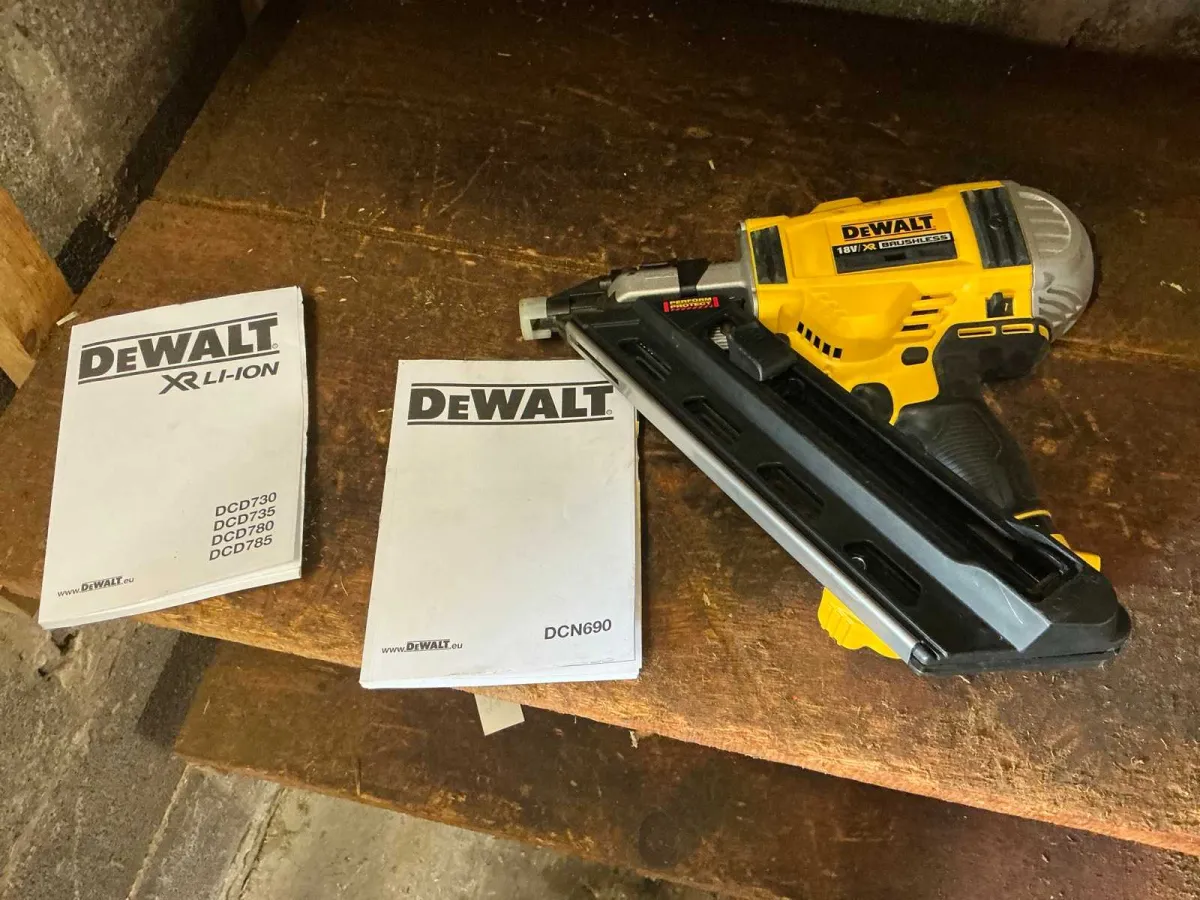 DEWALT DCN690 Nagelpistole