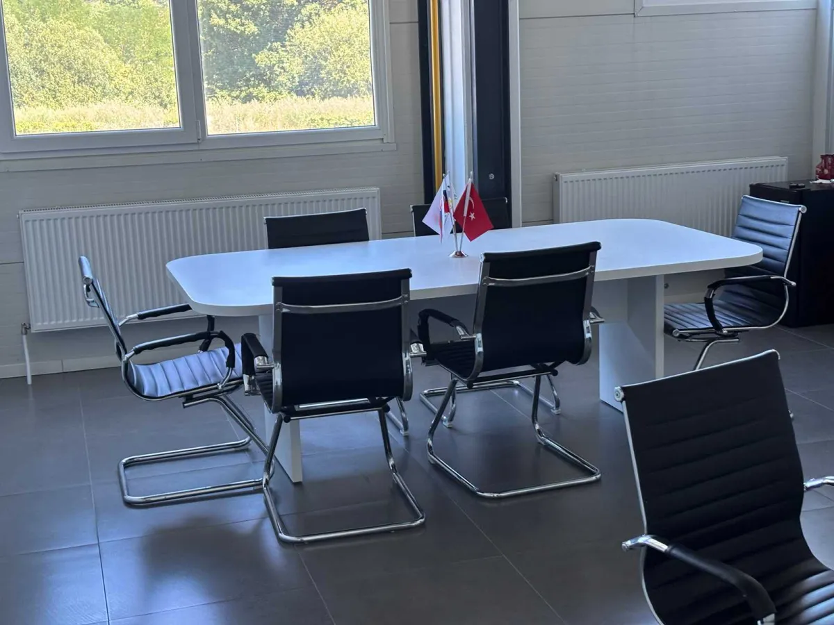 Besprechungstisch + 6 Auslegerstühle