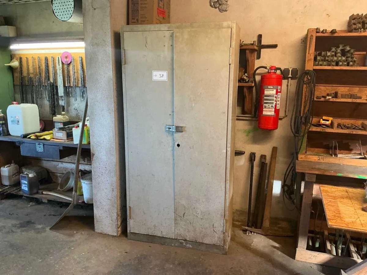 Schrank mit Inhalt