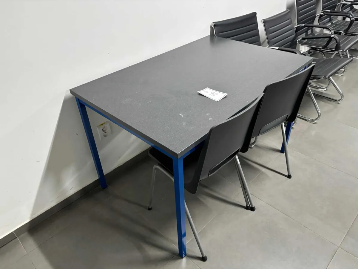 Kantine / Pausenraummöbel – 16 Tische und 11+35 Stühle