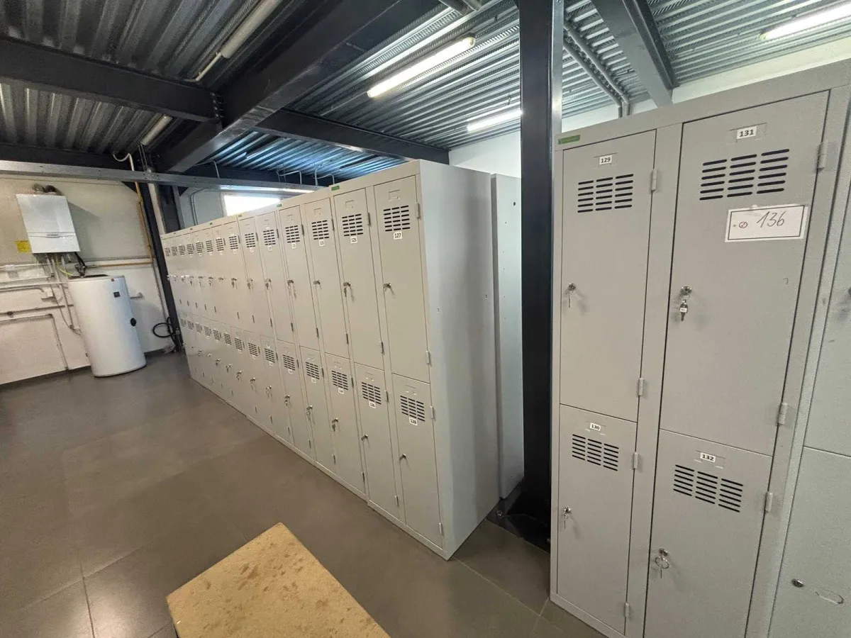 8 x DOUBLE Steel Personal-/Arbeitsplatz-Spinde mit 2 Türen