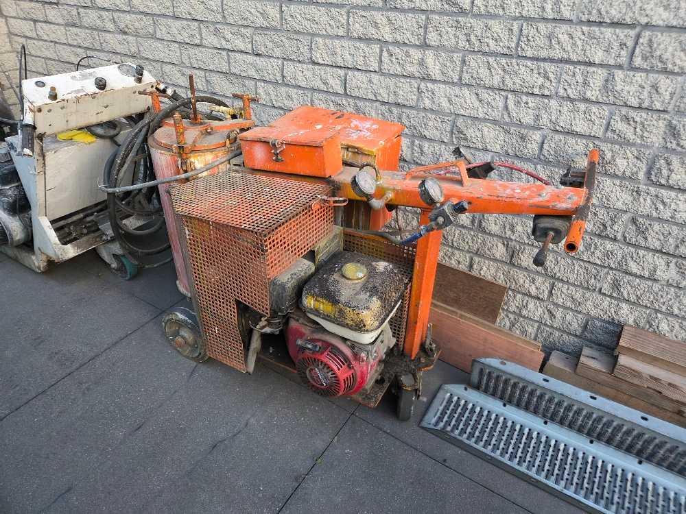 2 PROFESSIONELLE STRASSENMARKIERUNGSMASCHINEN – WOLTERS & MMC – HONDA GX270 / VANGUARD