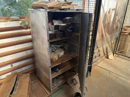 Zweitüriger Metallschrank mit Regalen – RESALE
