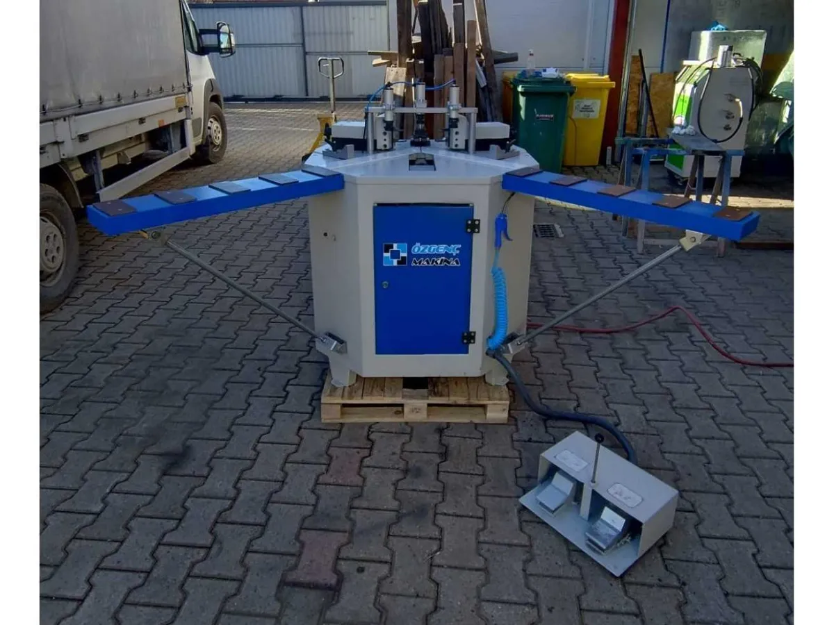 Pneumatische Eckkrimpmaschine für Aluminiumprofile – VERWENDET / ARBEITSFÄHIG