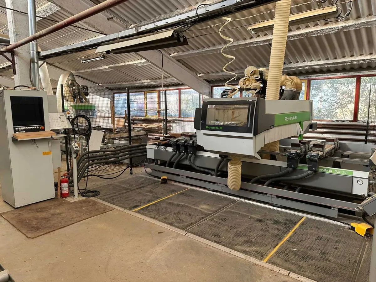 Biesse Rover A-S 1332 UTS CNC-Holzbearbeitungs-Bearbeitungszentrum mit Becker-Vakuumpumpe