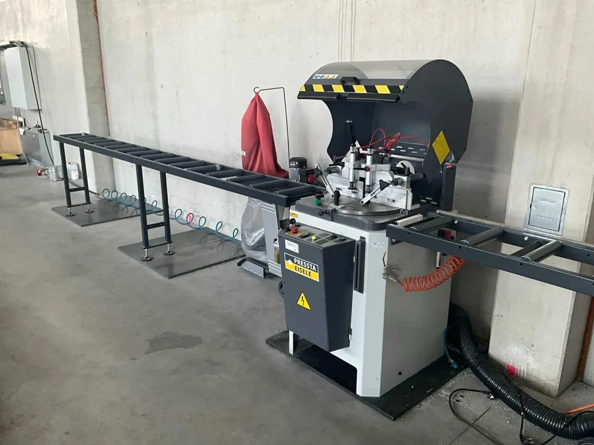 Automatische PVC-Profilschneidemaschine (Q350) – ARBEIT