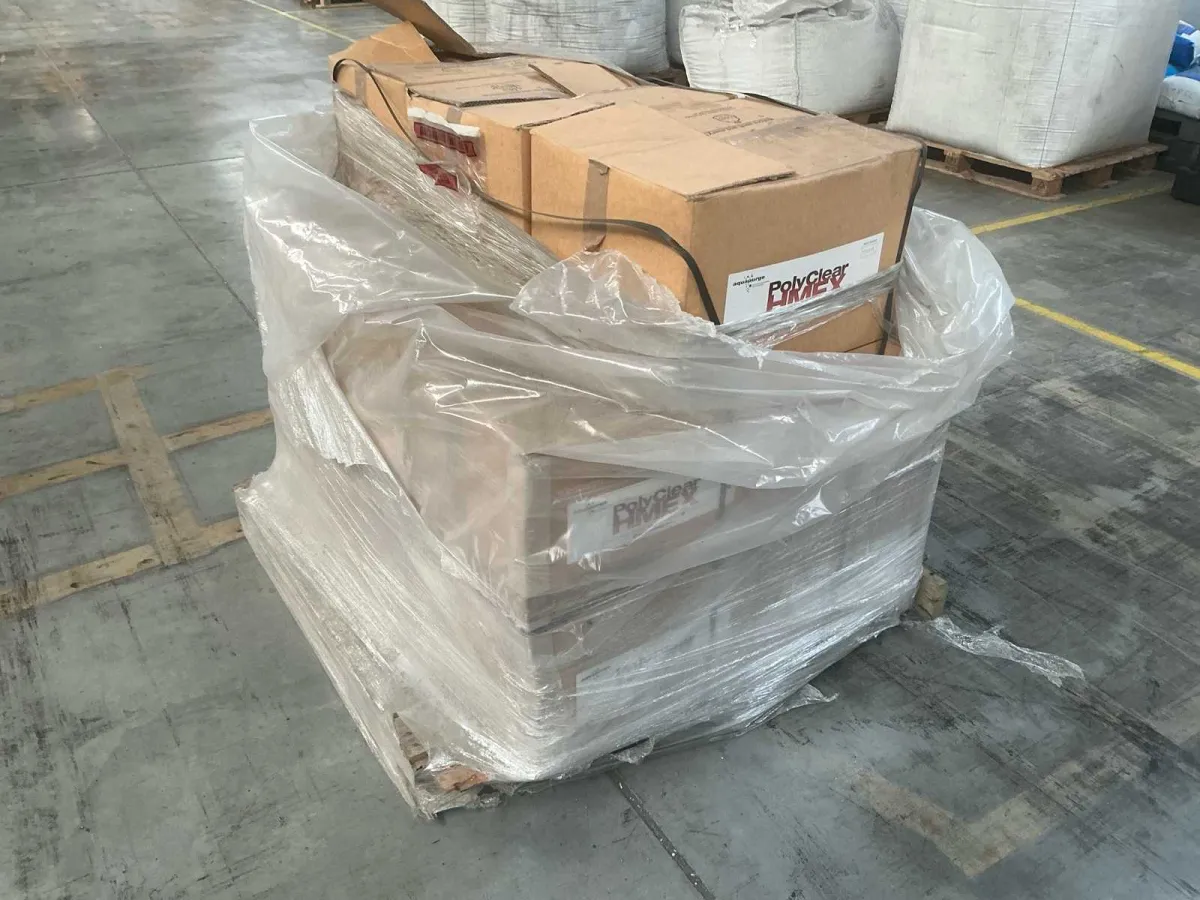 15 Kartons Aquapurge PolyClear HMEX Reinigungsmittel für Kunststoffverarbeitungsmaschinen auf einer
