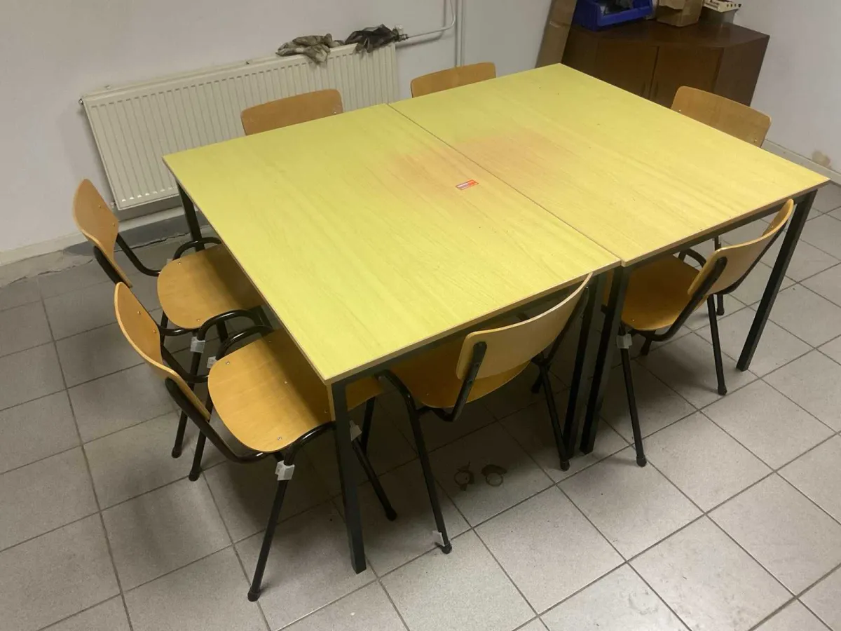 Feldflaschentische, Aufbewahrungsschrank und Whiteboard