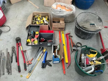 Charge verschiedener Handwerkzeuge – RESALE