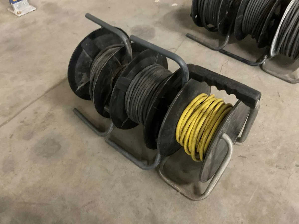 Verlängerungskabelspulen und Kabel