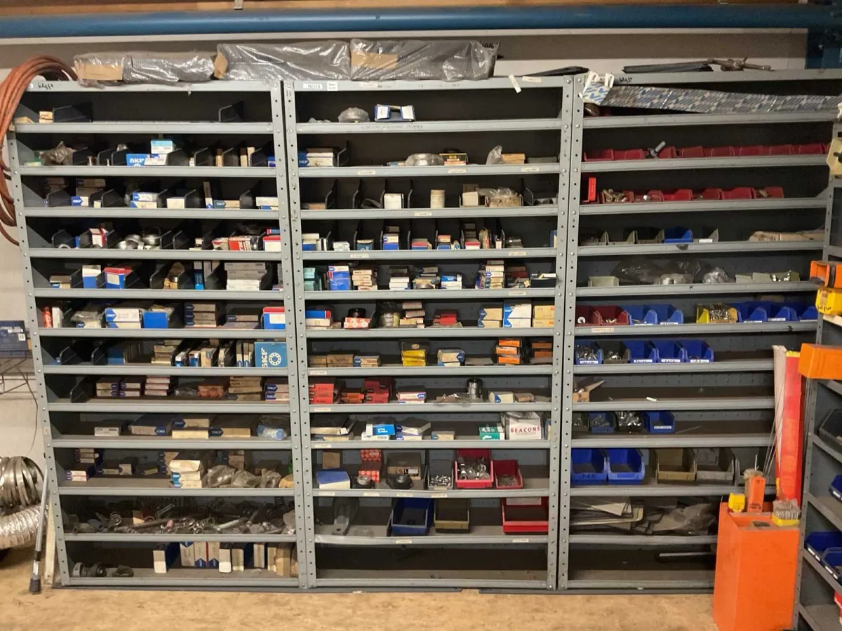 Lagerschrank mit Inhalt (3x)