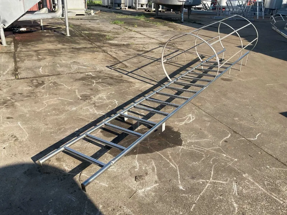 Industrieleiter mit Fallschutzkäfig