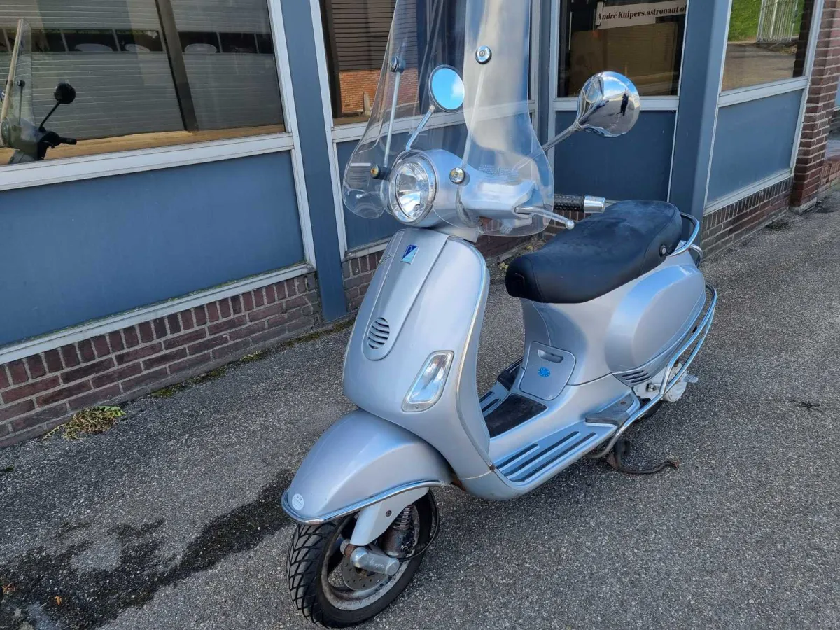 Vespa - LX - Roller und Roller