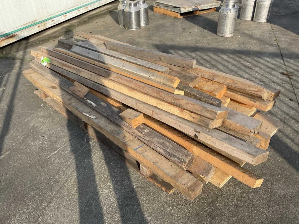 Verschiedene Holzbalken