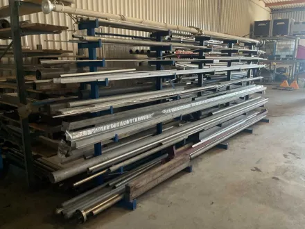Lagerregal mit verschiedenen Metallen – RESALE