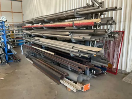 Lagerregal mit verschiedenen Metallen – RESALE