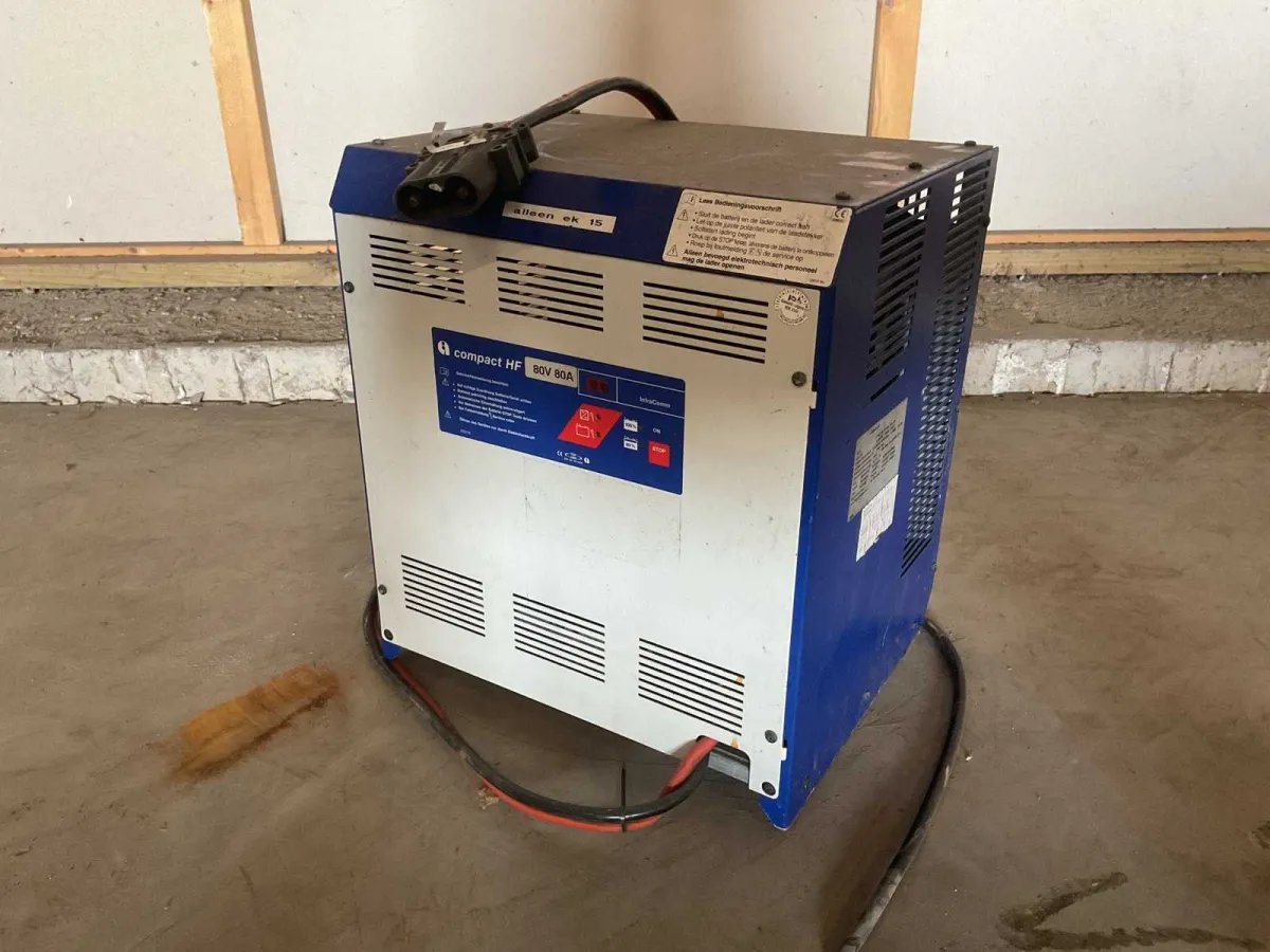 Kompaktes HF D80 Batterieladegerät