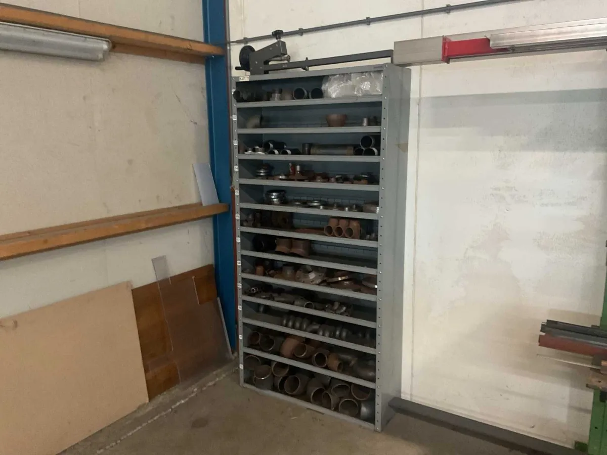 Schrank mit verschiedenen Schweißteilen