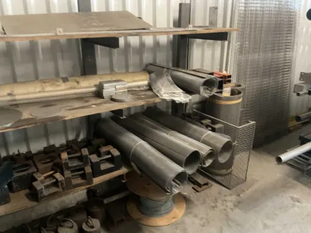 Lagerregal mit verschiedenen Metallen – RESALE