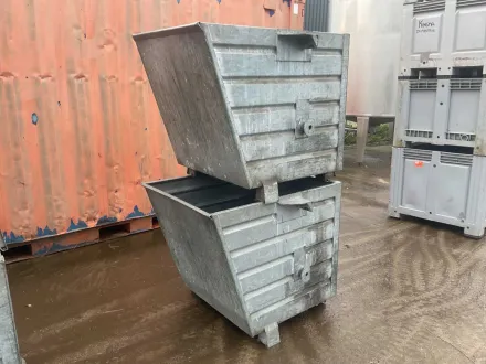 Verzinkte Stapelbehälter/Materialbehälter (2x) – RESALE