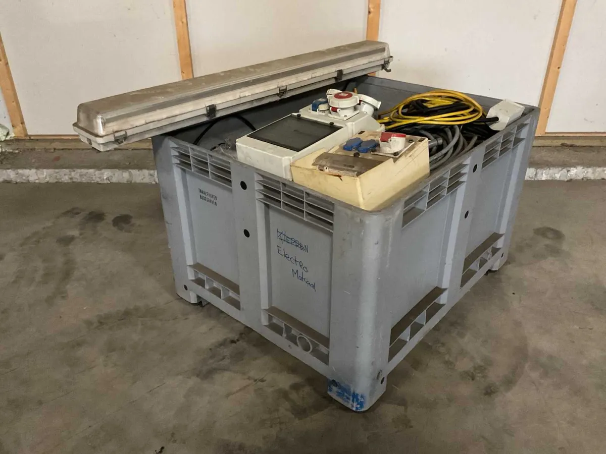 Charge von elektrischen Verbindungs- und Verteilungsmaterialien