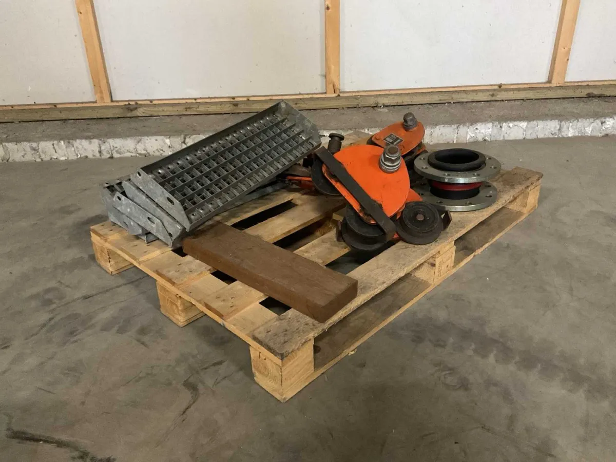 Ladung von Trolleys, Flanschkupplung und Metallgitter