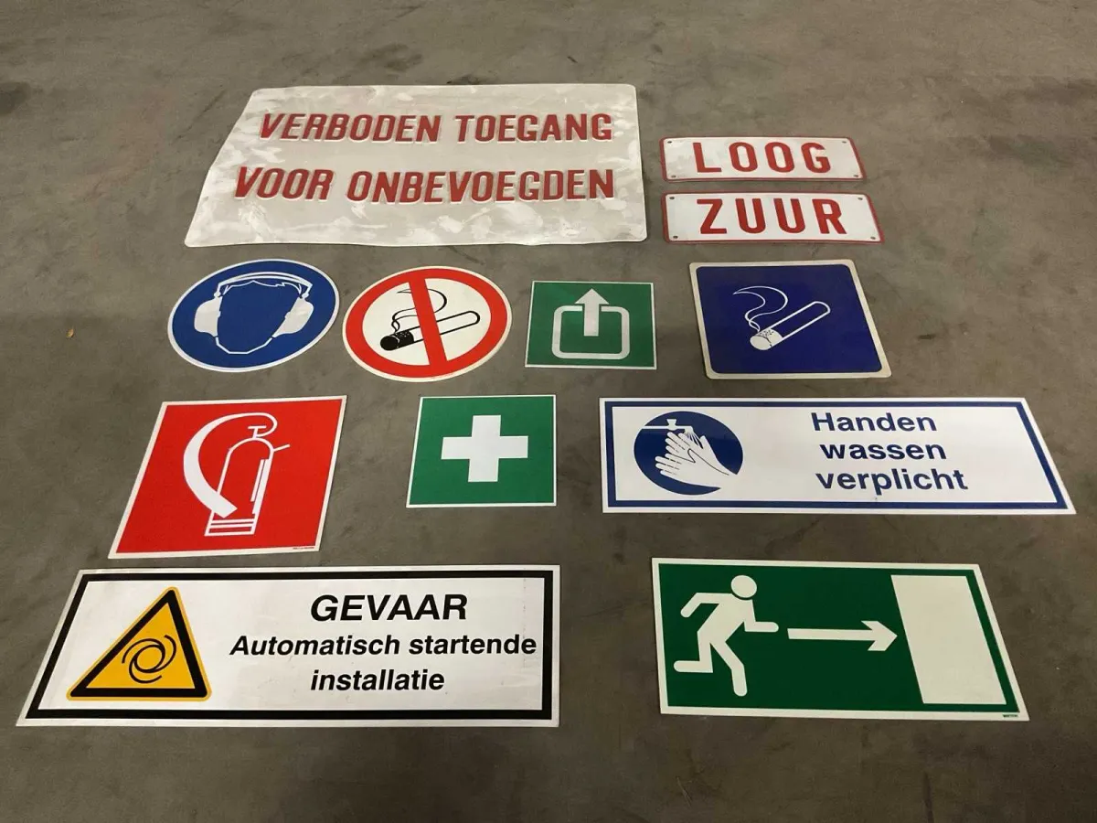 Eine Reihe von Sicherheits- und Warnschildern