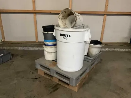 Kunststoffpaletten und verschiedene Eimer – RESALE