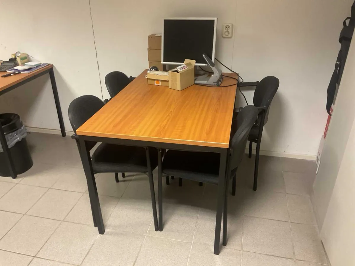 Schreibtisch und Kantinentisch