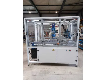 Automatische Etikettenanbringmaschine mit YASKAWA Robot – RESALE