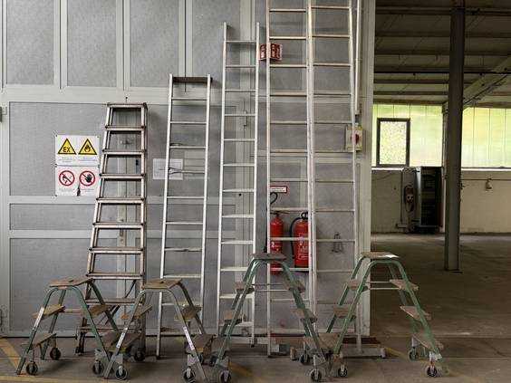 Posten Leitern und fahrbare Arbeitstritte