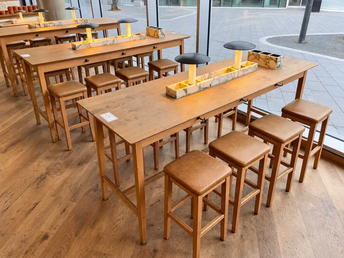 Holz-Hochtisch mit 8 Barhockern