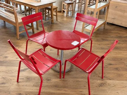 Rundes Bistrotisch-Set mit 4 roten Metallstühlen – RESALE