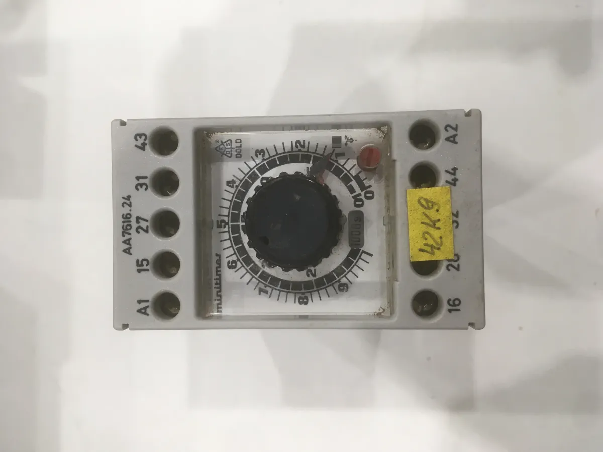 E. DOLD & SÖHNE AA 7616.24 Zeitrelais 6s-60h