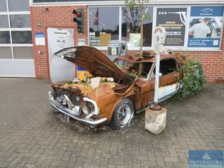 Ford Mustang als Pflanzgefäß – RESALE