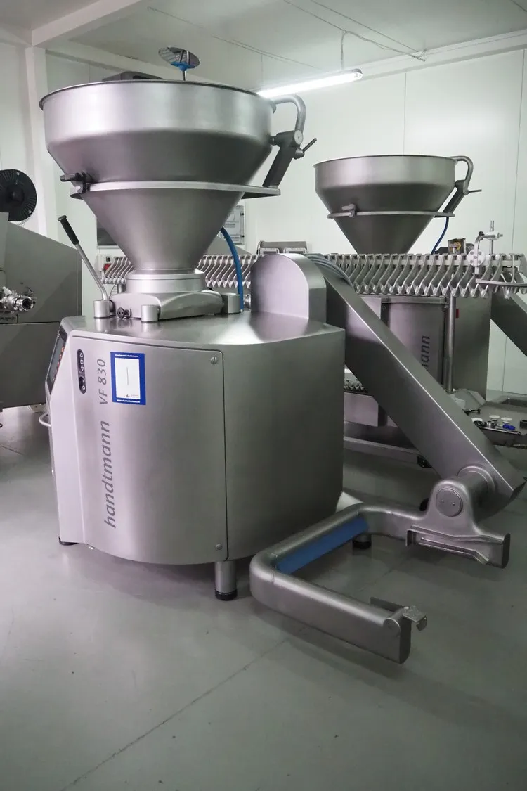 Handtmann vacuum filling machine with lifter for 2