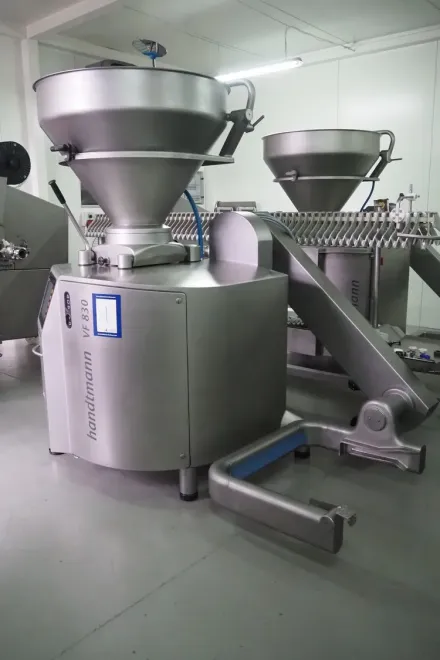 Handtmann vacuum filling machine with lifter for 2 – RESALE