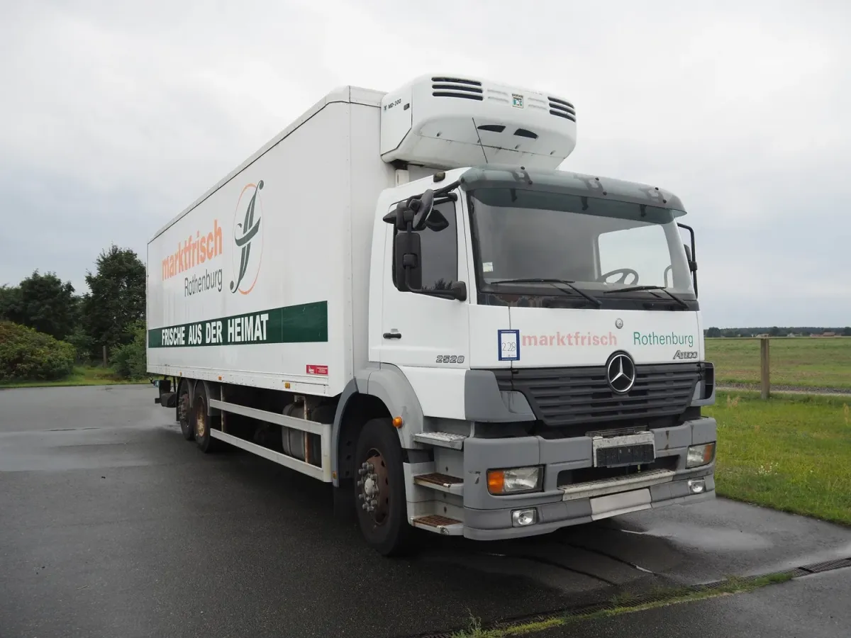 Mercedes cool truck, total dimensions: 11350 mm x