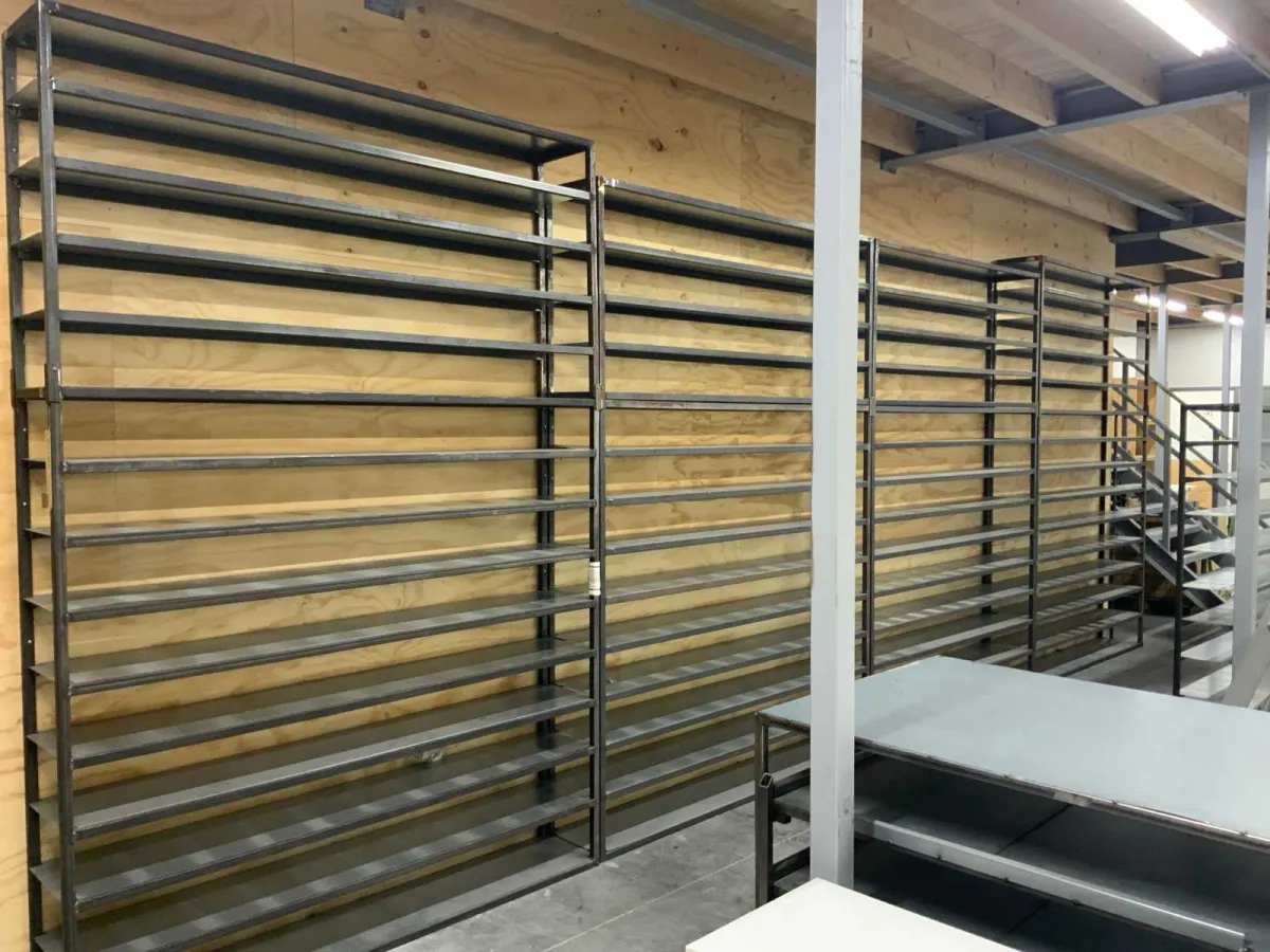 Industriell gebaute Regale (5x)