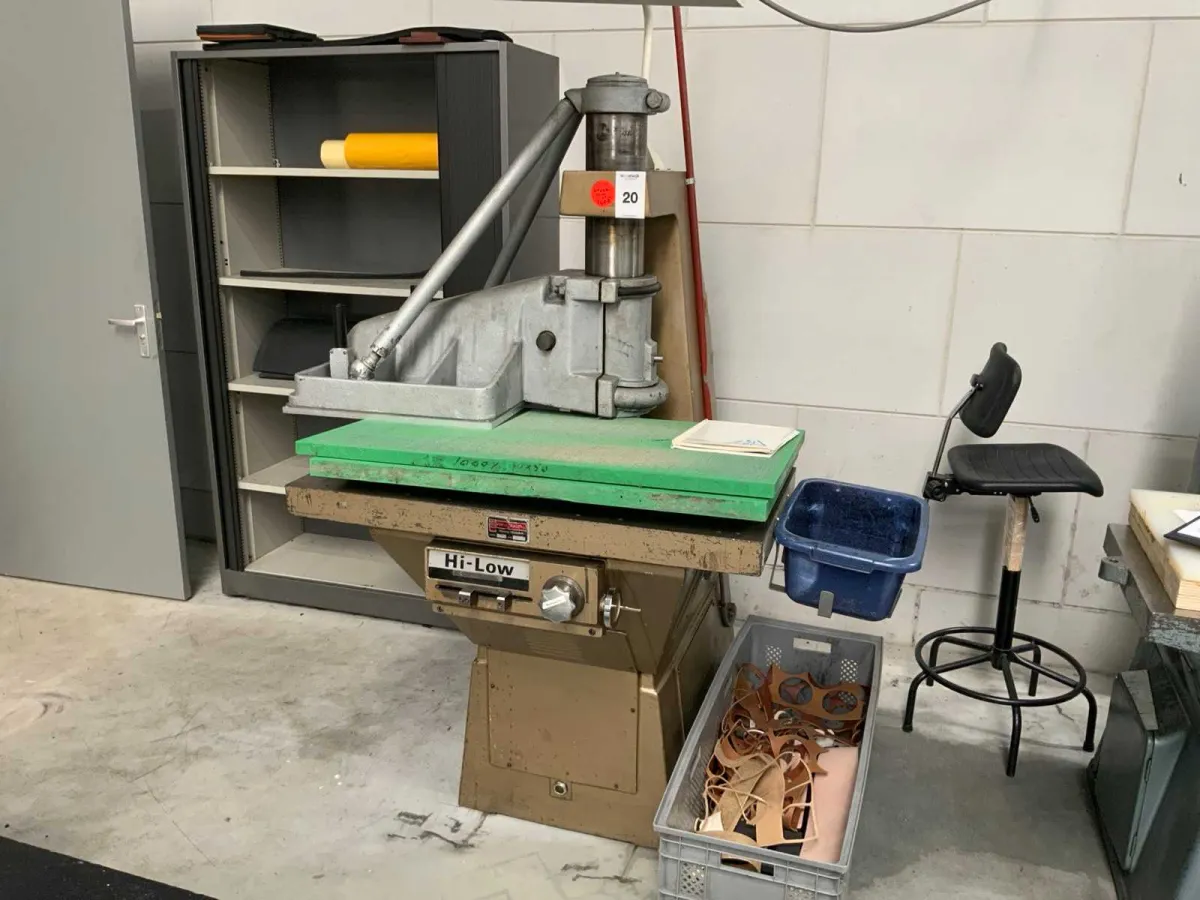 VILH. PEDERSEN LTD 272 Schwingarm-Punching-Maschine