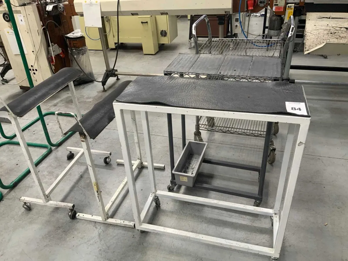 Wagen aus verschiedenen Materialien und 2 Leder-Trestles