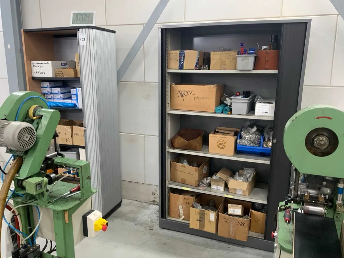 Schrank mit Inhalt (2x)