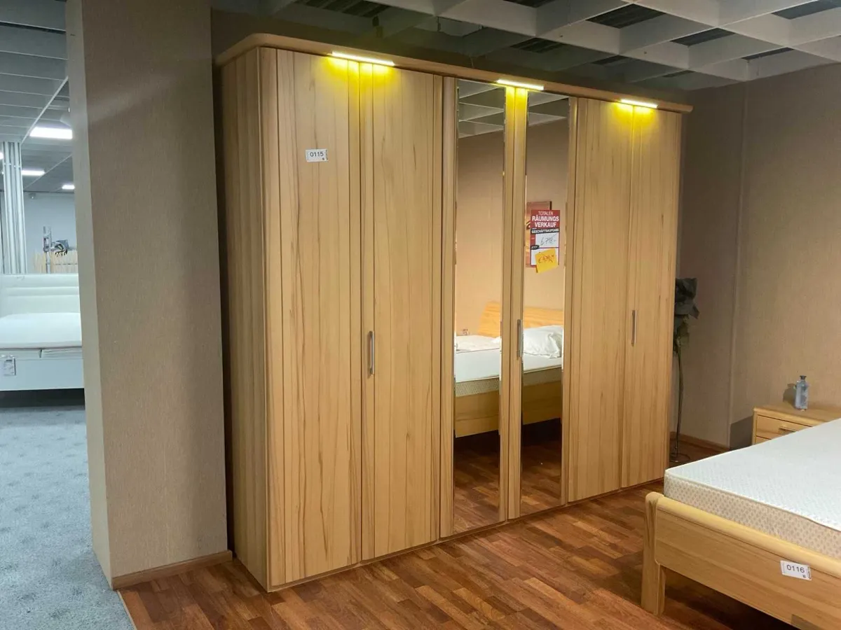 Kleiderschrank